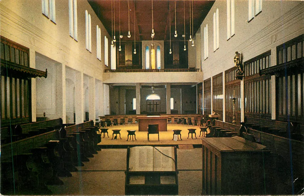 Innenansicht einer Kirche — Blick auf die Kirchenschiff und den Chor — Verlag unbekannt - Vorderseite