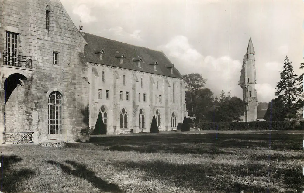 Abbaye de Sainte-Croix — vue du cloître et de la tour — éditeur non identifié - Recto