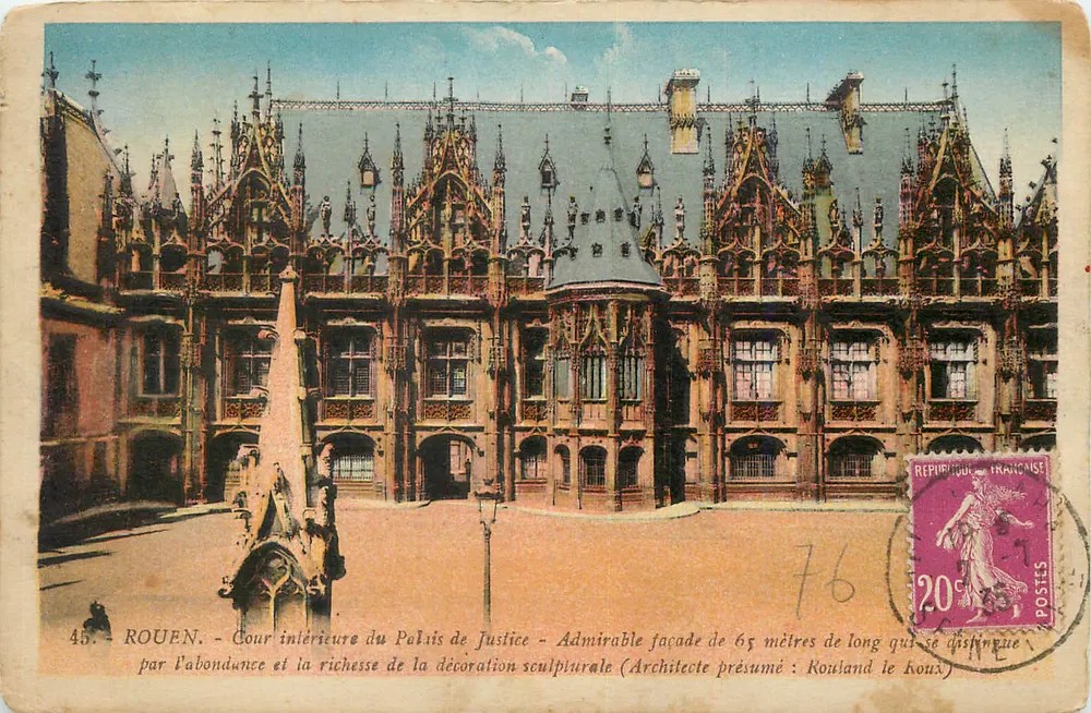 Rouen — Innenhof des Palastes der Justiz — Eindrucksvolle 65 Meter lange Fassade, die sich durch die Fülle und Reichtum der skulpturalen Verzierung auszeichnet (Vermuteter Architekt: Rouland le Roux) - Vorderseite