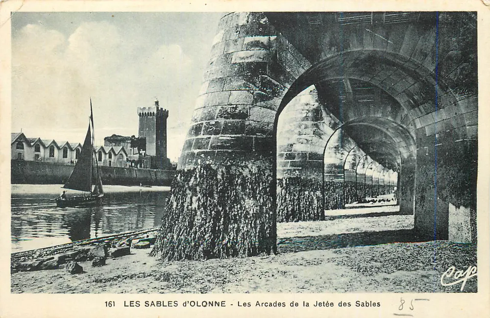 Les Sables d'Olonne — Les Arcades de la Jetée des Sables — éditeur Capp, n° de série 161 - Recto