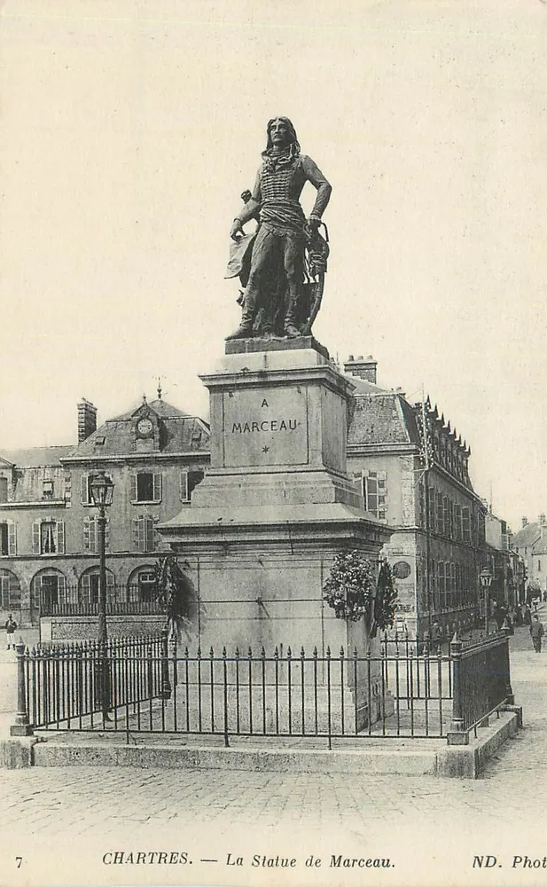 Chartres — A Estátua de Marceau — ND. Foto - Frente