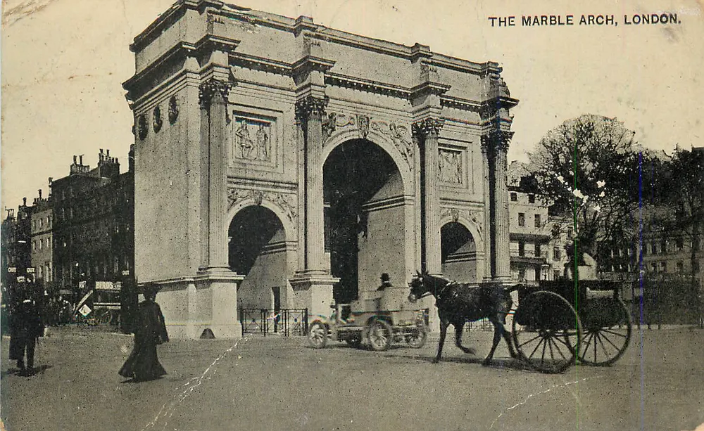 Portal Marmurzowy, Londyn — widok miejski z karetką i pieszymi — wydawca Bird's - Awers