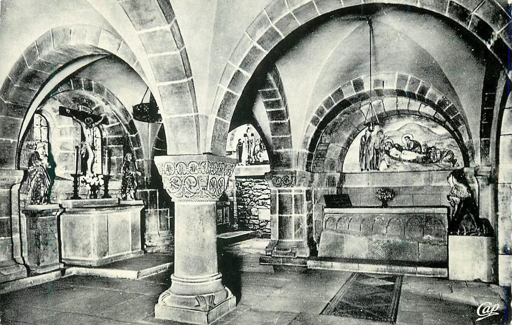 Interior da igreja — capela ou cripta — editor CAP - Frente