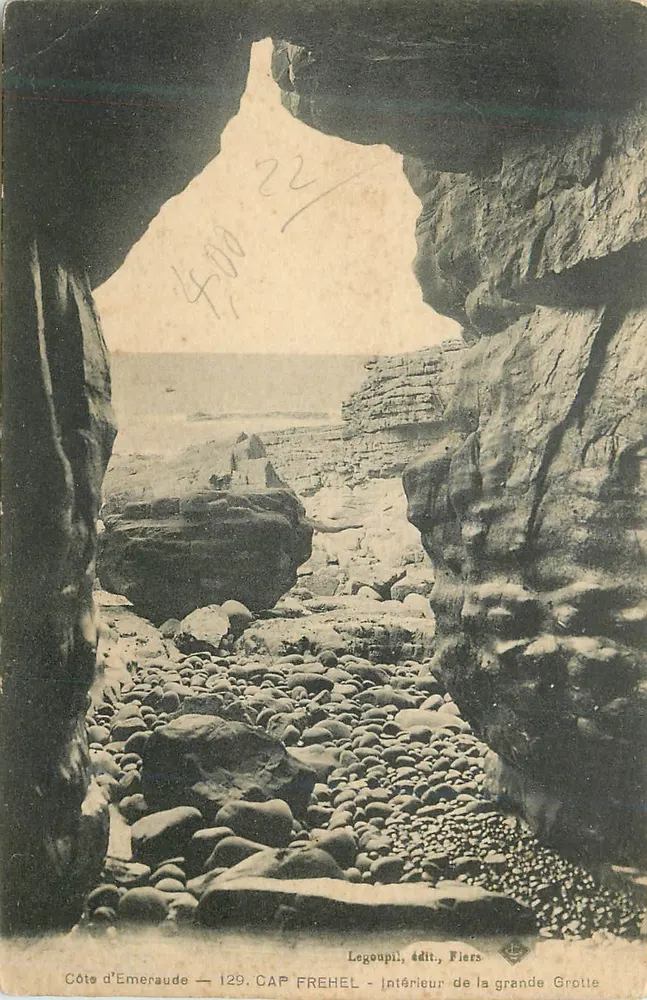 CAP FREHEL — Intérieur de la grande Grotte — Côte d'Émeraude — 129. CAP FREHEL — Intérieur de la grande Grotte — Legoupil, édit., Fiers - Recto