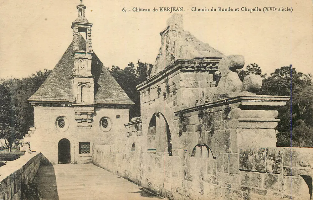 Schloss KERJEAN — Rundweg und Kapelle (16. Jahrhundert) - Vorderseite