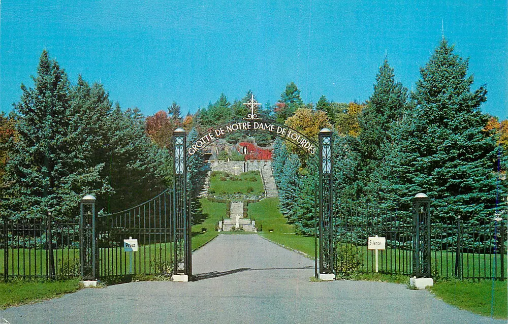 Grotte de Notre Dame de Lourdes — entrée monumentale avec grille et allée — éditeur Silentz, n° 212 - Recto