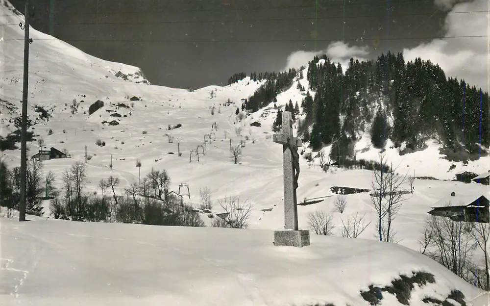 Kreuz am schneebedeckten Landschaft — unbekannter Verlag, Seriennummer nicht lesbar - Vorderseite