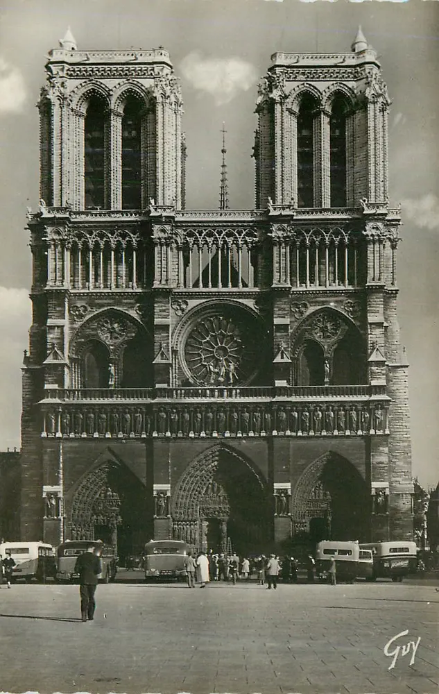 Nossa Senhora de Paris — vista da fachada — Guy - Frente