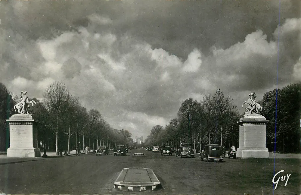 Champs-Élysées — vue vers l'Arc de Triomphe — éditeur Guy - Recto