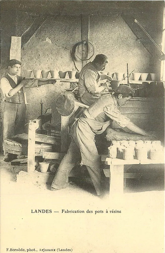 Landes — Fabricação de potes de resina — F. Bernède, fot., Arjuzanx (Landes) - Frente