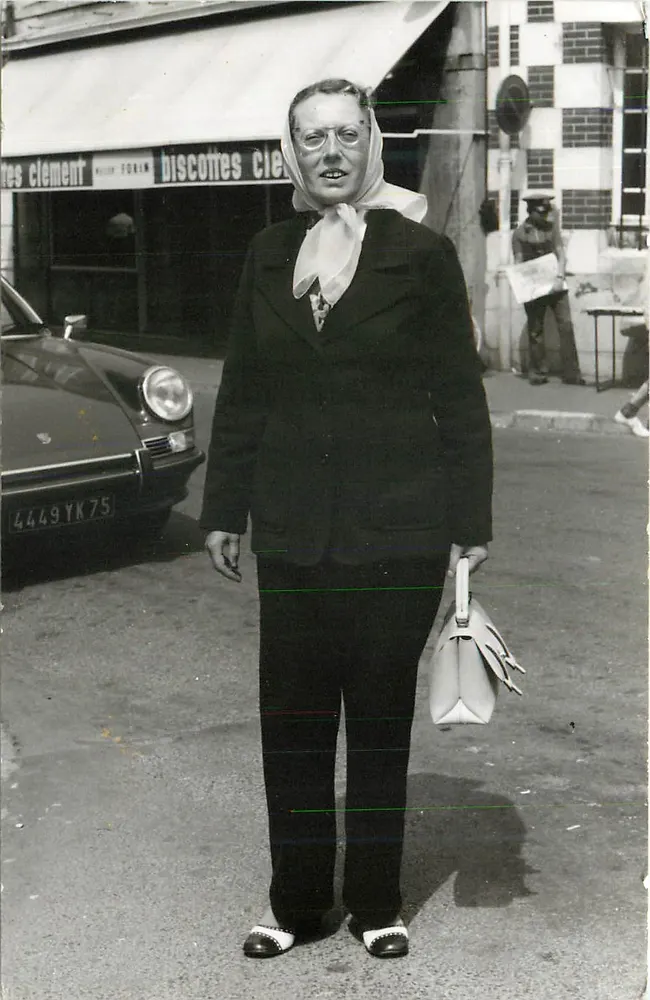 Vrouw in donkere kleding en sjaal — voor de winkel 'Biscottées Clément' — rue de Marseille, Frankrijk - Voorkant