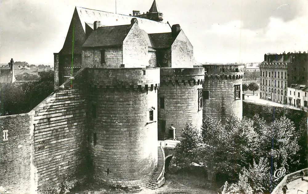 Castelo dos Duques da Bretanha — vista das torres e muros — editor AP - Frente