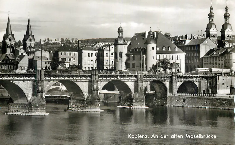 Koblenz. Aan de oude Moselbrug — uitzicht op de oude brug over de Mosel - Voorkant