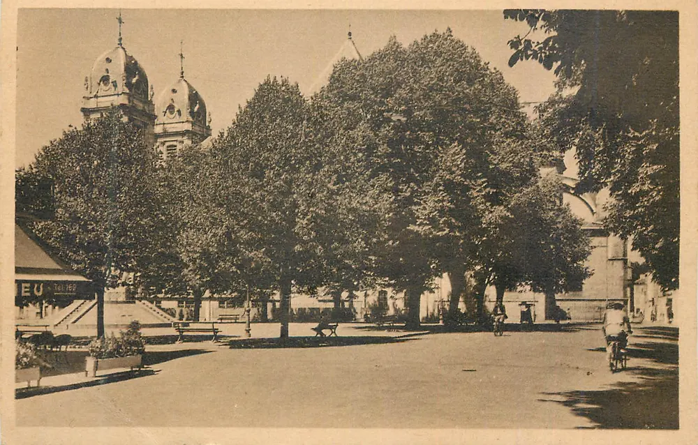 Platz der Stadtverwaltung — Kirche mit zwei Domen — Verlag TOL 166 - Vorderseite
