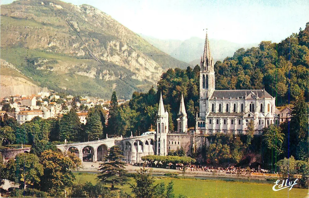 A basílica Nossa Senhora do Rosário de Lourdes — vista panorâmica — Edlux - Frente