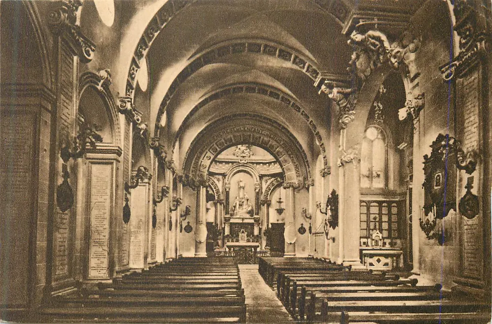 Intérieur de l'église — vue de la nef et de l'autel — éditeur non visible - Recto