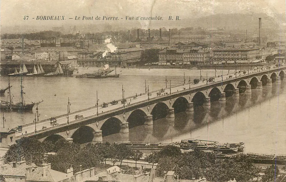 Bordeaux — Le Pont de Pierre — Vue d'ensemble. B. R. - Frente