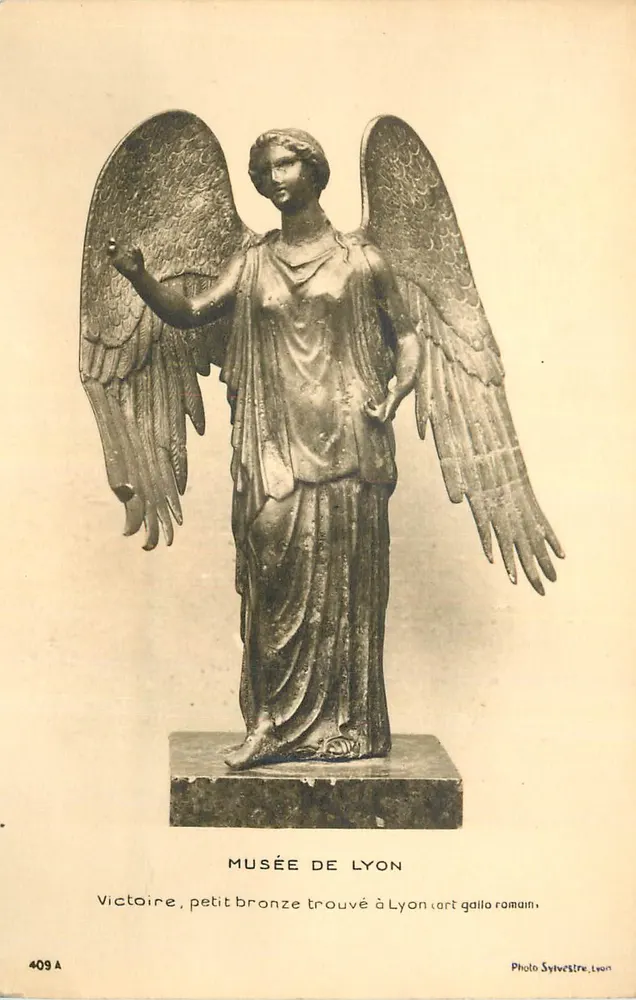 Victoire, petit bronze trouvé à Lyon — art gallo-romain — Musée de Lyon — Photo Syvvestre, Lyon — n° 409 A - Recto