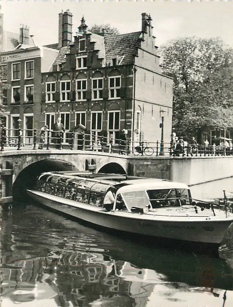 Amsterdã — canal com barco turístico e ponte — editor não identificado - Frente