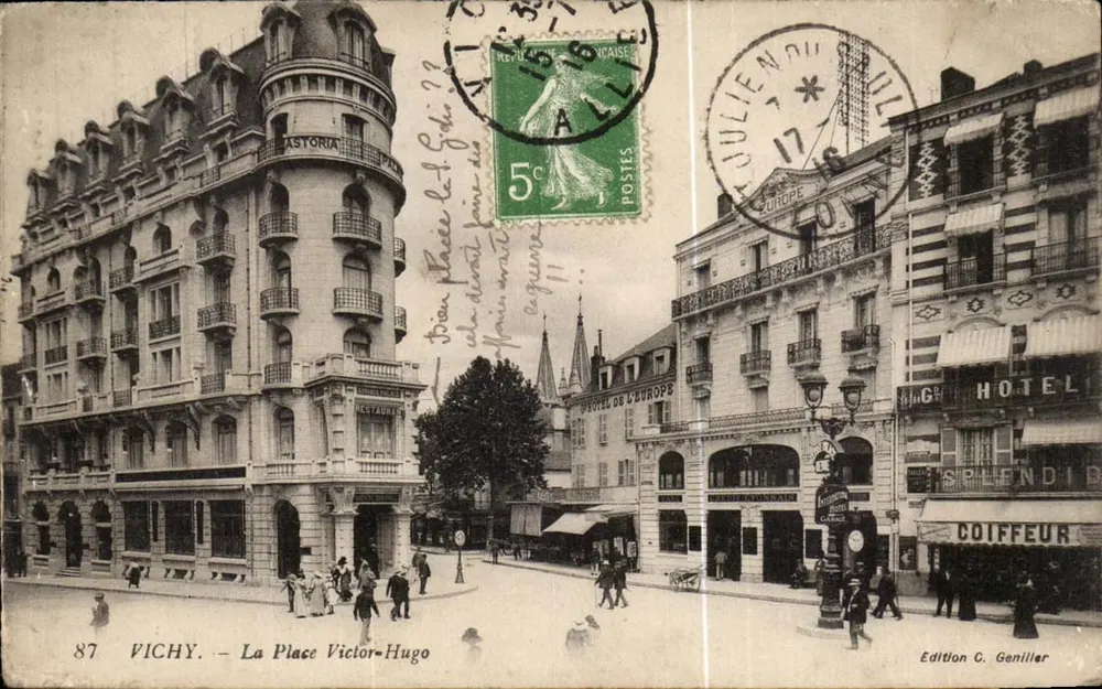 Vichy — La Place Victor-Hugo — Uitgave C. Geniiller n°87 - Voorkant