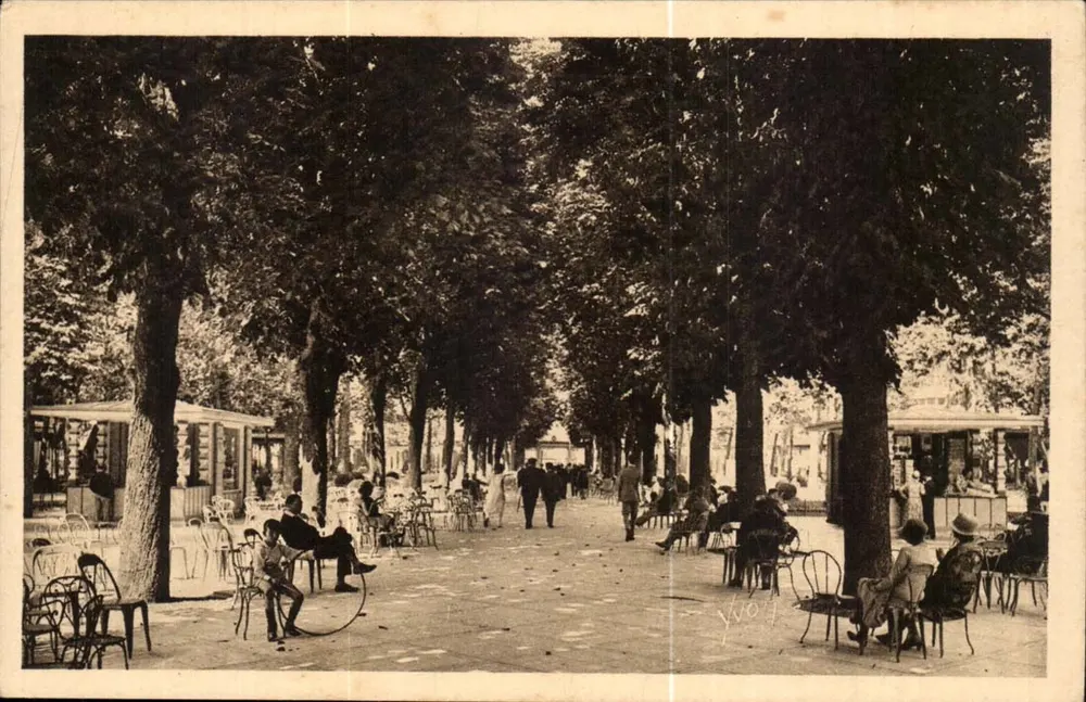 Parque dos Rourins — vista de um espaço sombreado com varandas e passeantes — Yvoï, n°7 - Frente