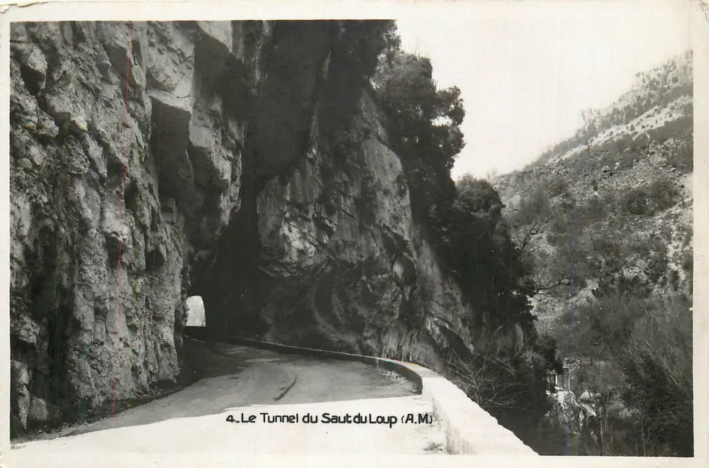 O Túnel do Saut du Loup (A.M.) — visão do túnel em um cânion rochoso - Frente