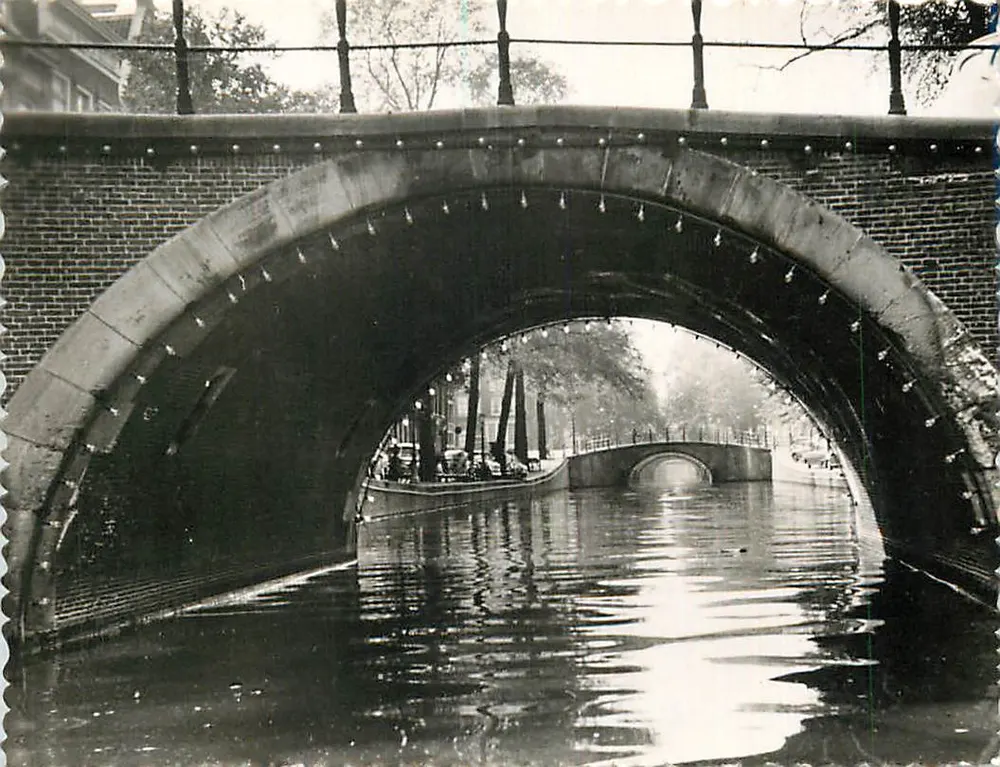 Brücke über einen Kanal in Amsterdam — perspektivische Ansicht — unbekannter Verlag - Vorderseite