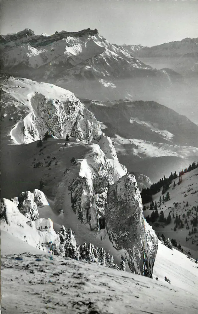 Vista das Alpes nevadas — editor não visível - Frente