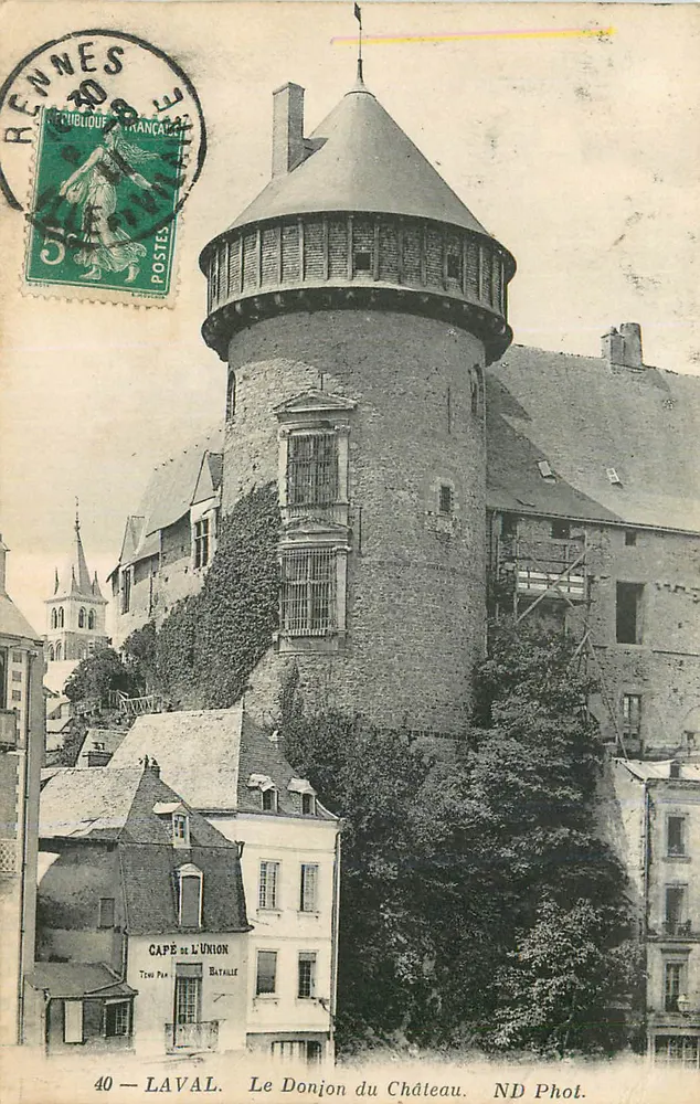 O Donjon do Castelo — Rennes — ND Phot. - Frente
