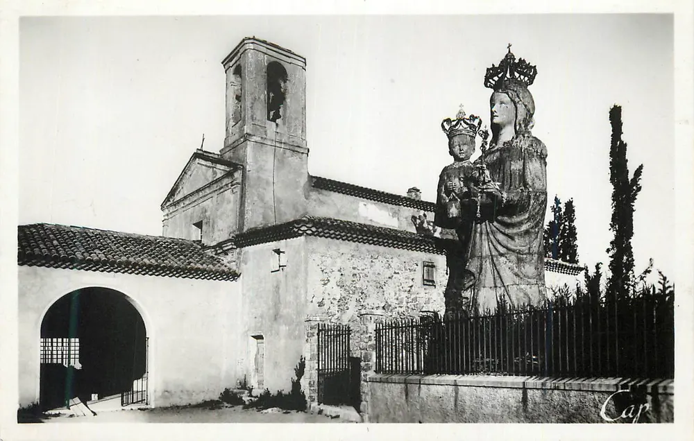 Statue de la Vierge à l'Enfant — église et clocher — Cap - Recto