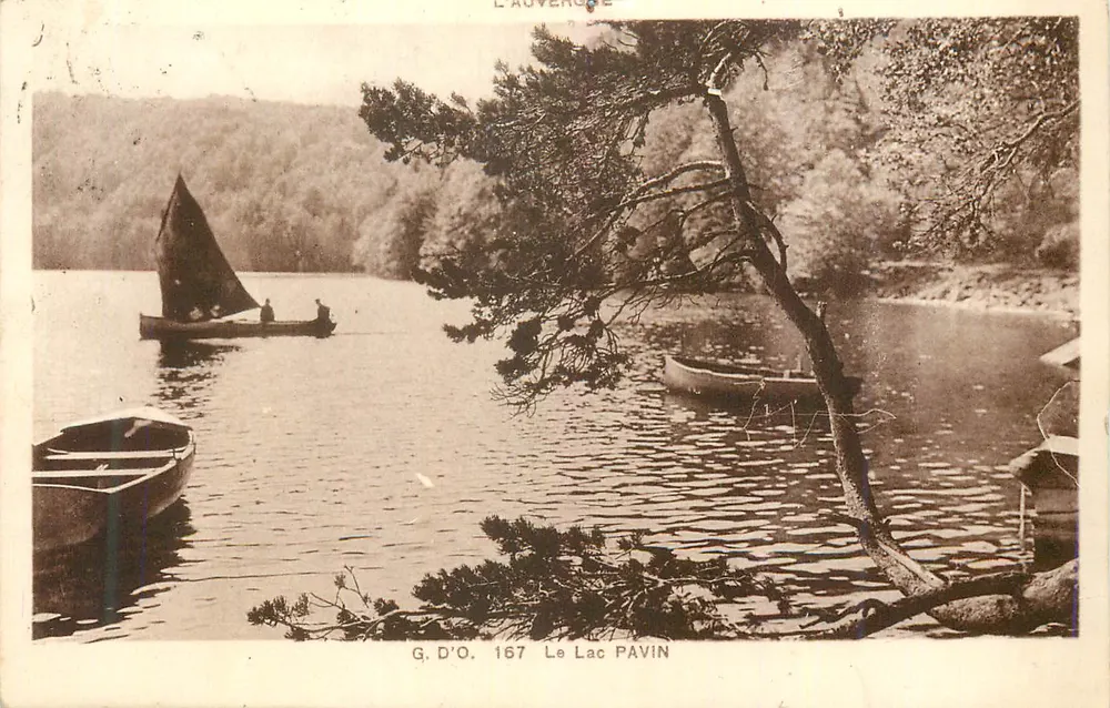 O Lago PAVIN — vista do lago com vela e canoas — G.D'O. 167 - Frente
