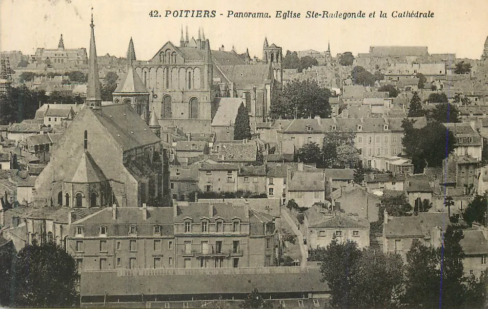 Poitiers - Panorama. Église Ste-Radegonde et la Cathédrale - Recto