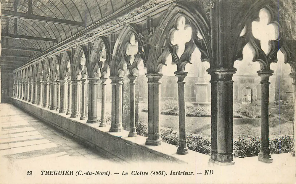 TREGUIER (C.-du-Nord) — Le Clottage (1461). Interior — ND - Frente