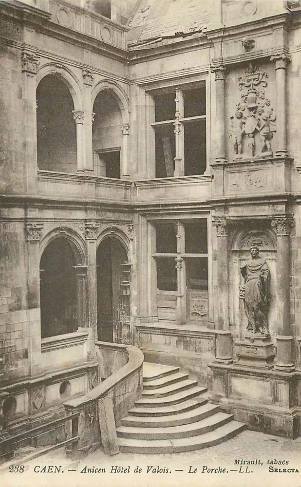 Caen — Ehemaliges Hotel de Valois — Der Vorbau — Mirault, tabacs SELECTA - Vorderseite