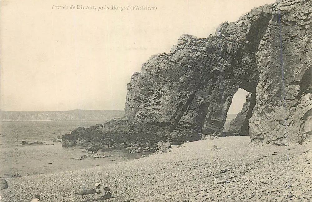 Percée de Dinant, perto de Morgat (Finistère) — visão da falésia e da arco natural - Frente