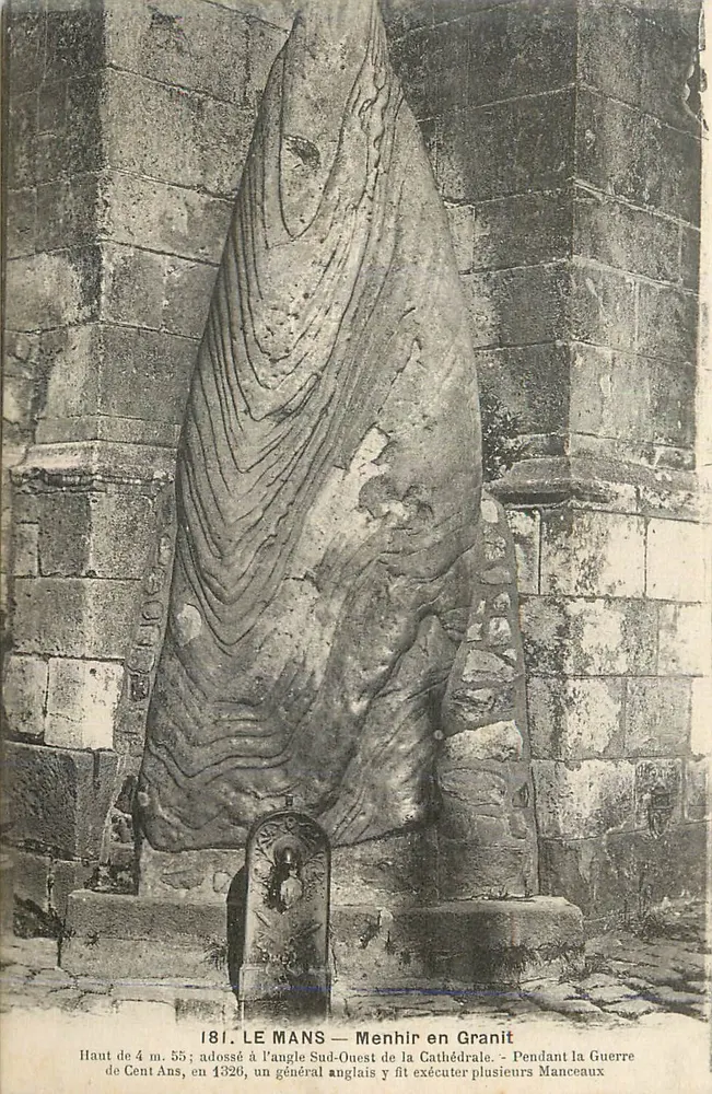 Le Mans — Menhir em Granito — Altura de 4 m. 55, encostado ao canto sudoeste da Catedral - Frente