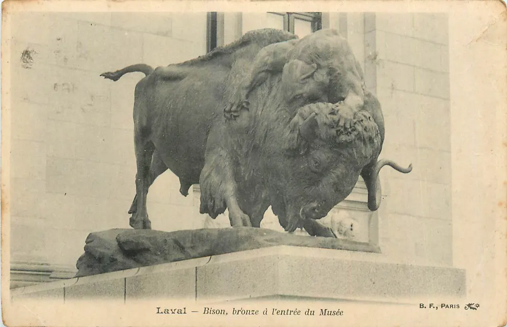 Laval — Bison, bronze à entrada do Museu — B.F., Paris - Frente
