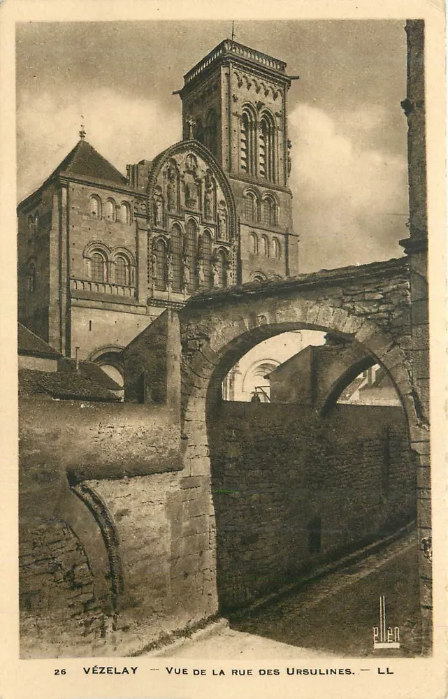 Vézelay — Vue de la rue des Ursulines — Éditeur Ellen, n° 26 - Recto