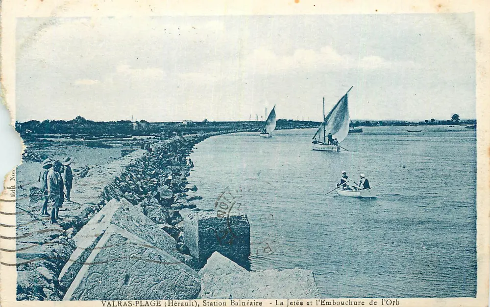 Valras-Plage (Hérault), Badeort — Die Mole und der Mündungsbereich des Orb - Vorderseite