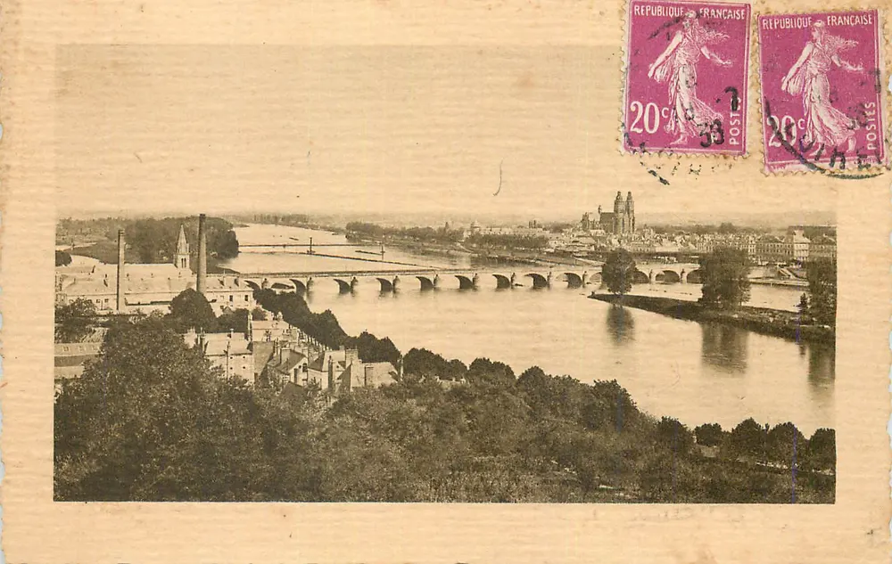 Vista da cidade de Blois — ponte sobre a Loire — editor não visível - Frente
