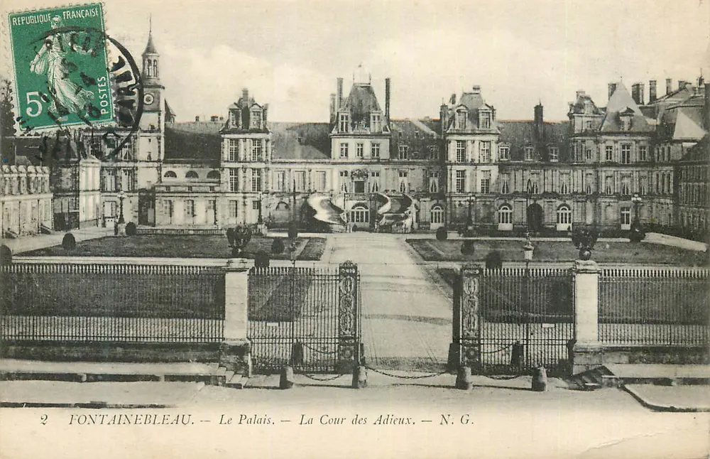 Fontainebleau — Das Schloss — Die Cour des Adieux — N.G. - Vorderseite