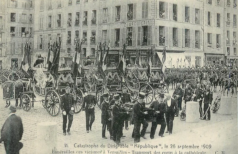 Katastrophe des Luftschiffes "République" — Transport der Leichen nach Versailles, 25. September 1909 — C. M. - Vorderseite