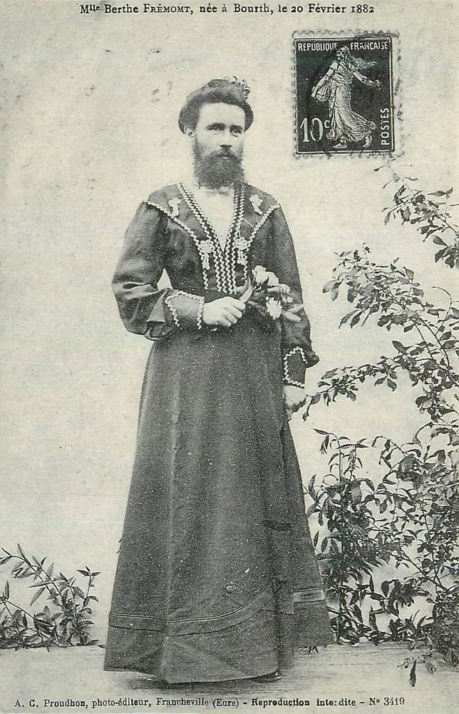 Sra. Berthe Frémont, nascida em Bourth, em 20 de Fevereiro de 1882 — A. C. Proudhon, editor de fotografias, Francheville (Eure) — Reprodução proibida — N° 3419 - Frente