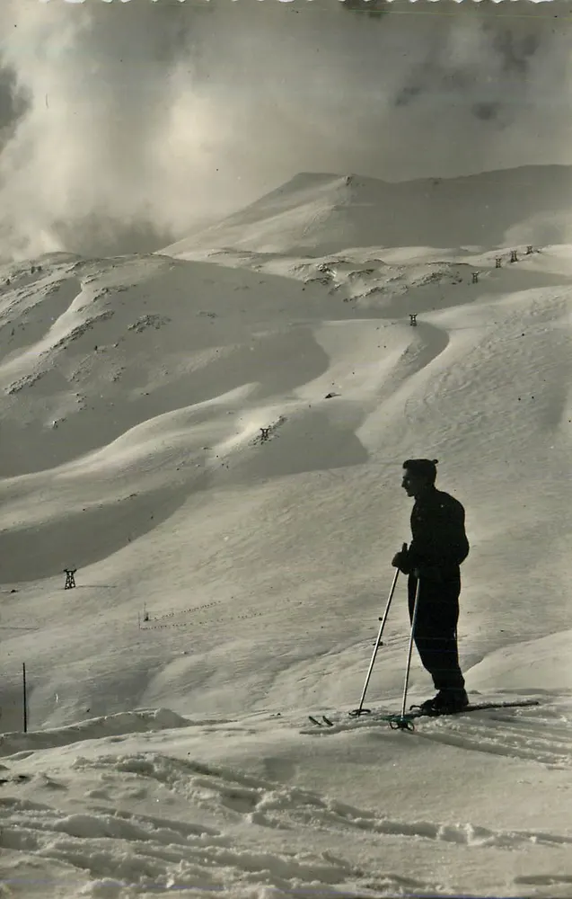 Einsamer Skifahrer auf schneebedeckter Piste — Panoramablick — unbekannter Verleger - Vorderseite