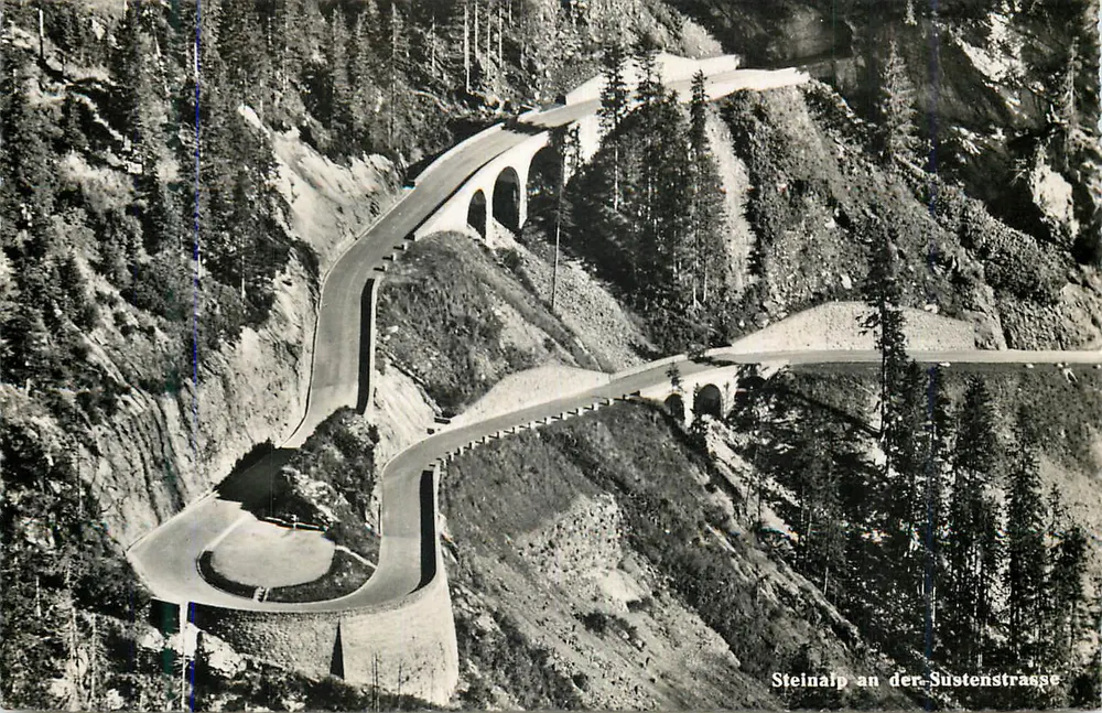 Steinalp an der Sustenstrasse — vista aérea da estrada em curvas e do viaduto — editor não visível - Frente