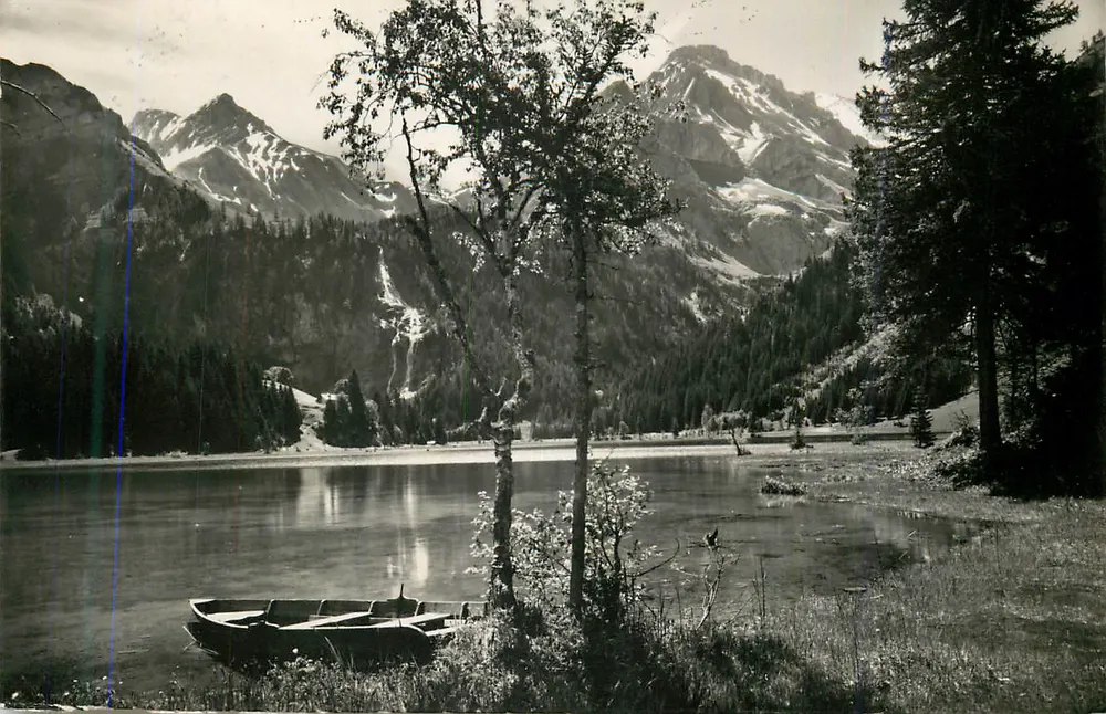 Bergsee — alpines Landschaftsbild mit Boot — Verlag unbekannt - Vorderseite
