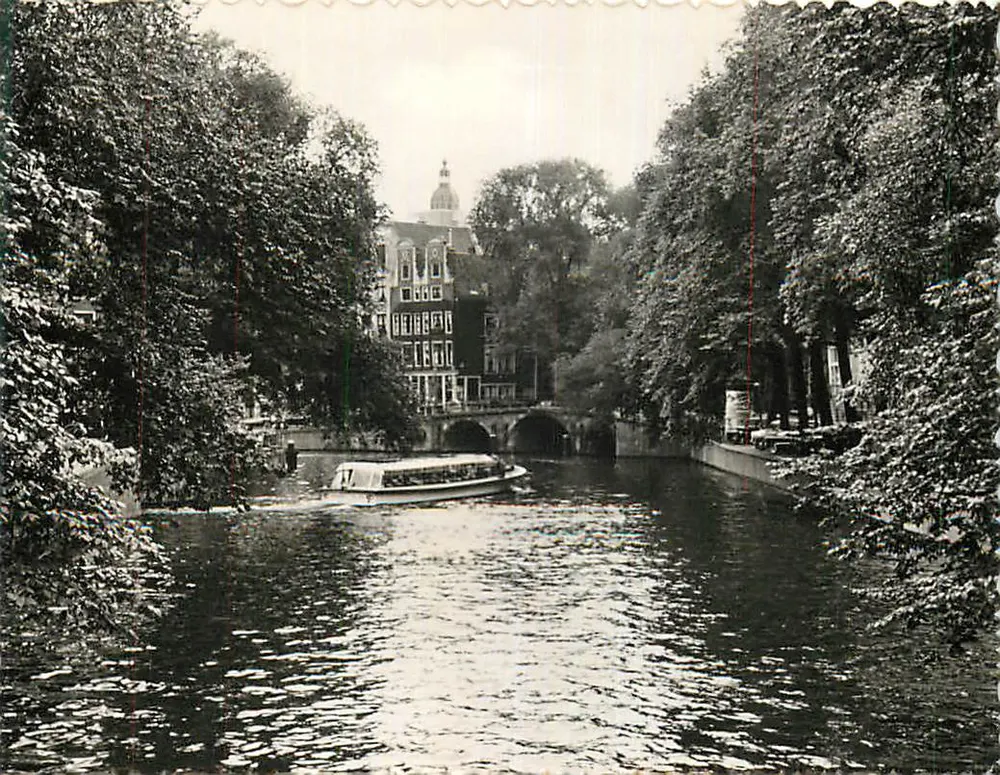 Kanał w Amsterdamie — widok z łodzią i mostem — wydawca nieznany - Awers
