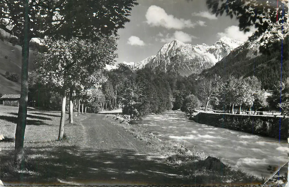 Bergtal mit Fluss — Panoramablick — unbekannter Verlag - Vorderseite