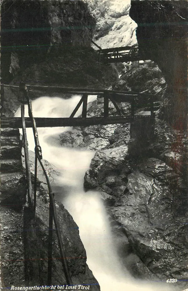 Rosengartlschlucht perto de Imst Tirol — vista do canyon com ponte de madeira — n° 4329 - Frente