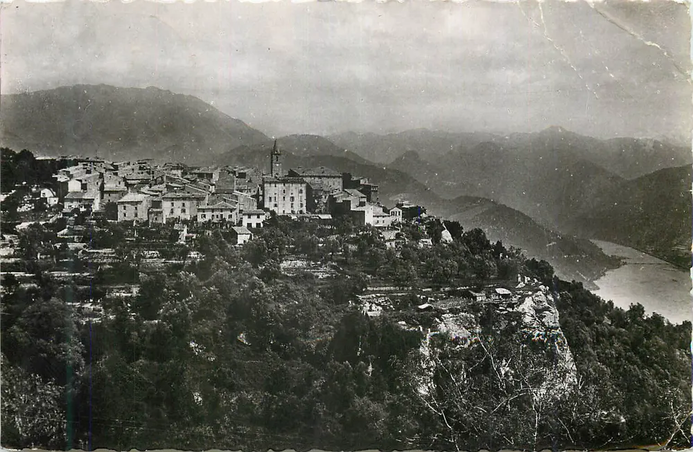 Vila acolhida em colinas — vista panorâmica com rio embaixo — editor desconhecido - Frente